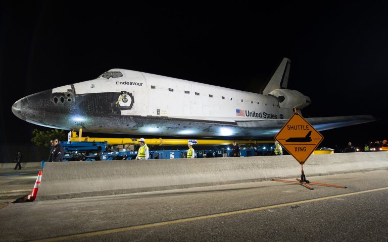 Space-Shuttle-Endeavour-in-transit