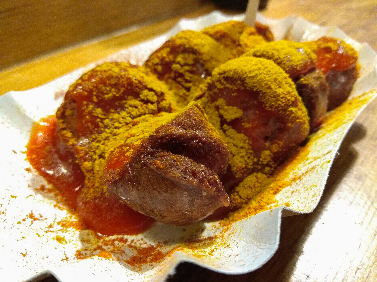 1280px-Currywurst_-_CurryMitte